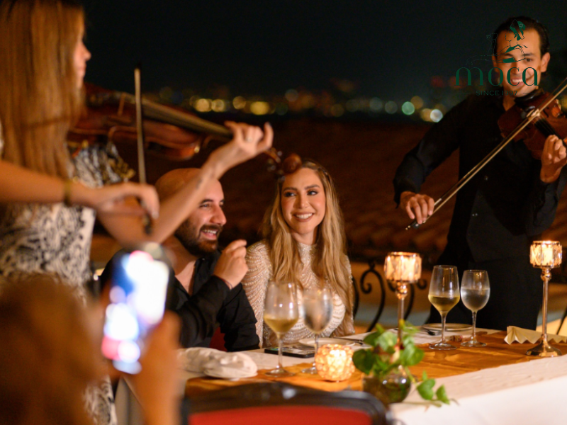 这是一家专为声学设计的餐厅，现场乐队演奏营造和谐的用餐与娱乐体验。