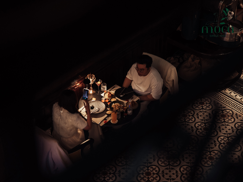 세련되고 스타일리시하며 편안한 — 모카 다이닝 룩.