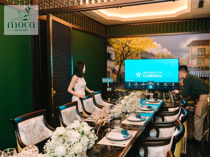 Le personnel effectue des vérifications audio-visuelles et décoratives avant le début de l’événement.