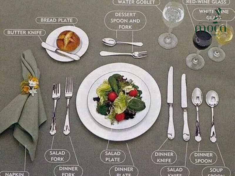 모든 식기에는 이야기가 담겨 있습니다 — 역사를 담은 둥근 칼부터 한 모금 한 모금을 더욱 특별하게 만드는 유리잔까지.