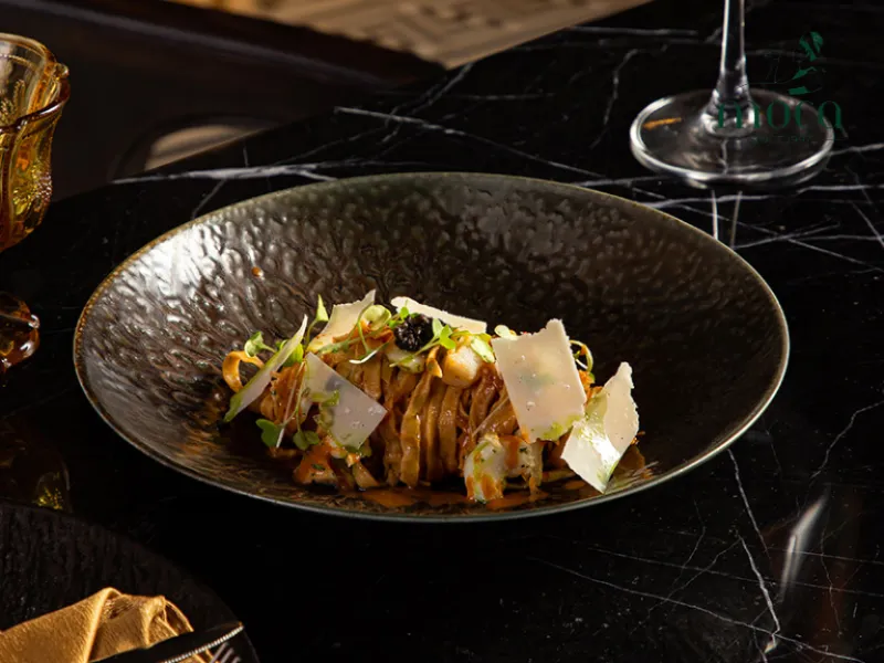 Moca Dining 将越南传统与欧洲精致完美融合,采用当季食材,呈现令人难忘的美食之旅。