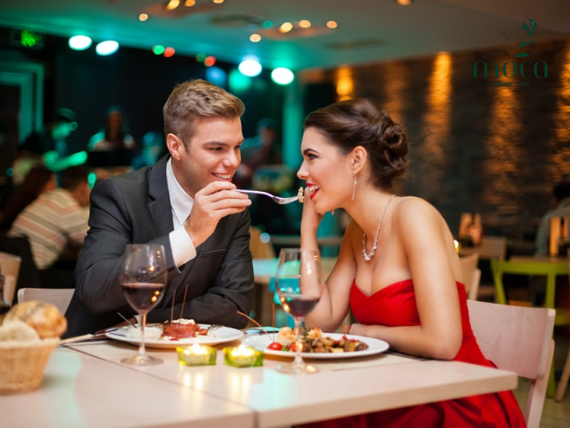 得体的着装、良好的餐桌礼仪以及尊重的交流——精致用餐礼仪的基本要素。