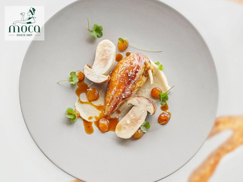 Un plat de haute gastronomie n’est pas seulement de la nourriture — c’est une histoire racontée à travers les saveurs, la technique et l’art culinaire sur une assiette