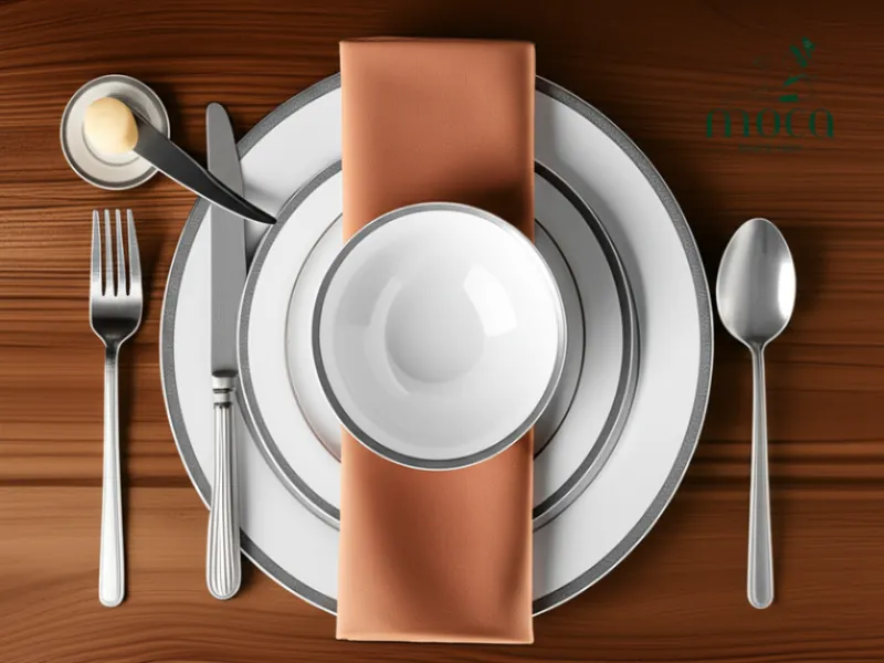 核心位置:底盘稳固整个餐桌布置,面包盘和黄油刀置于左侧,汤碗摆放在上方,餐巾优雅折叠。