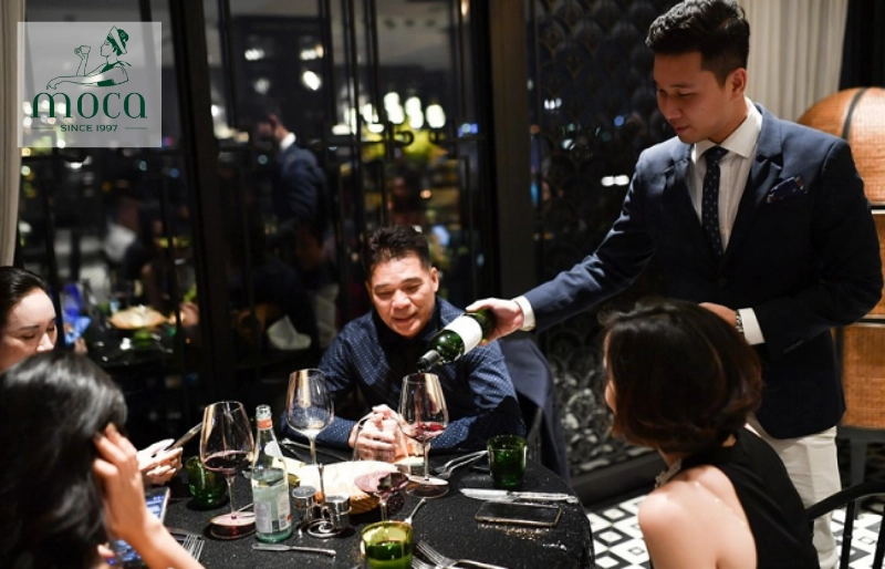 Plus qu’un repas — un voyage soigneusement orchestré de saveurs, d’ambiance et de service impeccable.