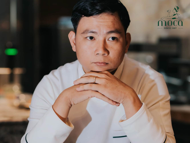 총괄 셰프 홍선: 베트남의 영혼과 세계적인 세련미를 조화시켜, 각 요리는 그의 꽝찌 출신 뿌리에 대한 진심 어린 헌사입니다.