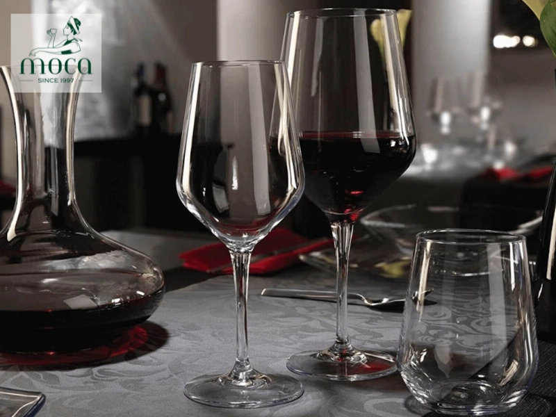 Glassware in perfect harmony: water goblet above knives, wine glasses arranged by order of service, and the champagne flute ready for celebration.