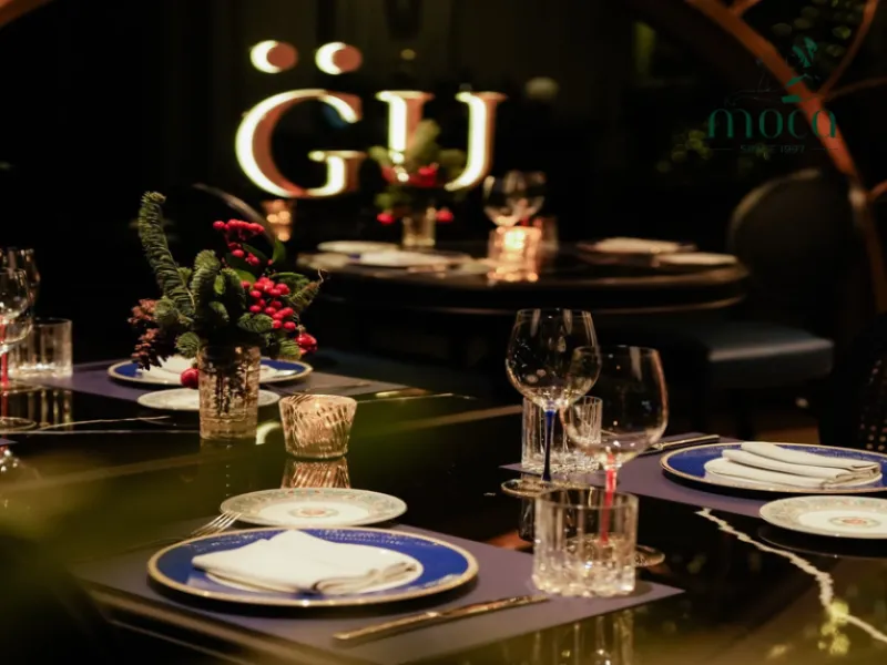 简约中的优雅:低矮的花艺摆件和无香蜡烛营造出精致氛围,同时不喧宾夺主。