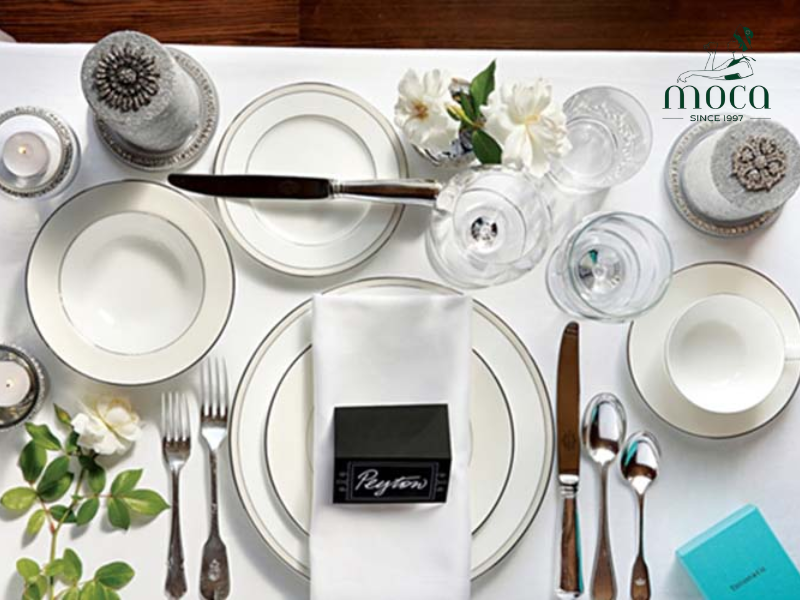 식기 배치: 칼(날이 안쪽으로)과 숟가락은 오른쪽에, 포크는 왼쪽에 배치하며, 바깥쪽에서 안쪽으로 배열해 완벽한 고급 식사를 완성합니다.