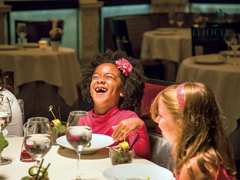 适合儿童的精致餐饮特色:宽敞的空间、灵活的菜单、热情的服务以及家庭设施。