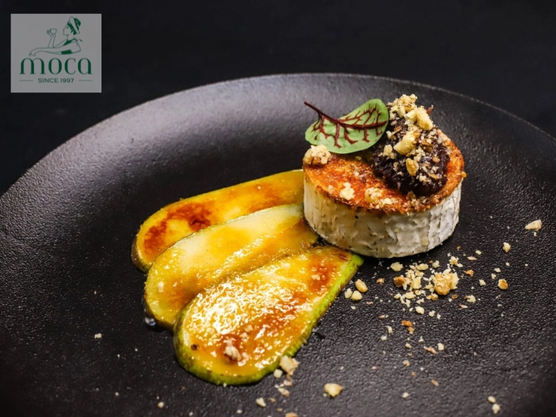 Une symphonie de couleurs, de textures et d’élégance — l’art du dressage végétarien chez Moca Dining.