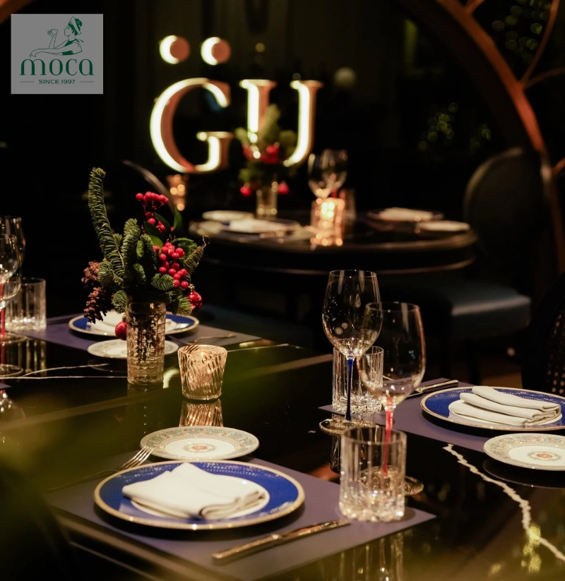 L’élégance dans la simplicité : des centres de table floraux bas et des bougies non parfumées créent une ambiance raffinée sans écraser l’expérience culinaire.