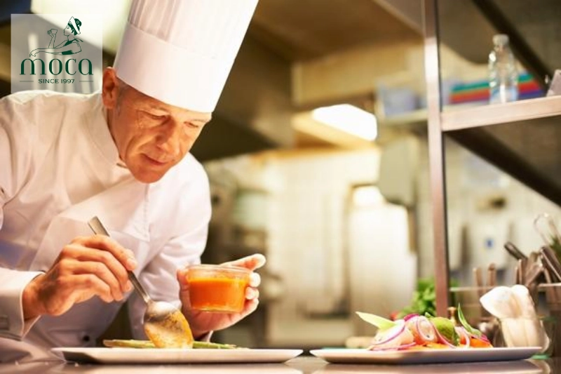 Des techniques précises et des années d’expertise transforment des ingrédients de premier choix en art culinaire.