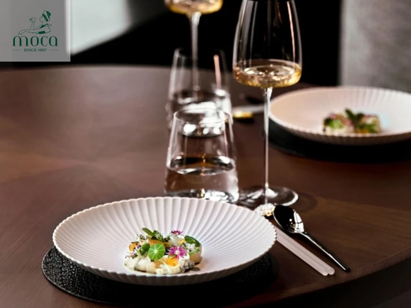 Excellence in Michelin restaurant service begins with rigorous training and a commitment to continuous learning, ensuring staff can deliver exceptional dining experiences.