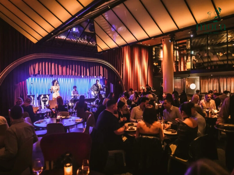 ライブの弦楽四重奏、ピアノ、またはアコースティックギターの演奏がある高級レストランで、親密な食事にふさわしい優雅な音楽の背景を提供します。