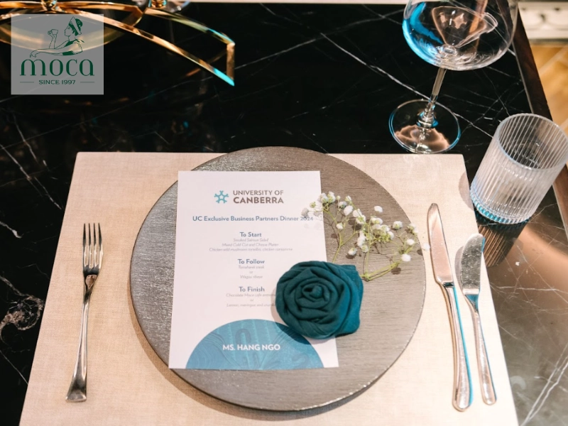 La haute cuisine d’affaires prospère grâce à l’harmonie parfaite entre une cuisine exceptionnelle, un service irréprochable et une ambiance raffinée.