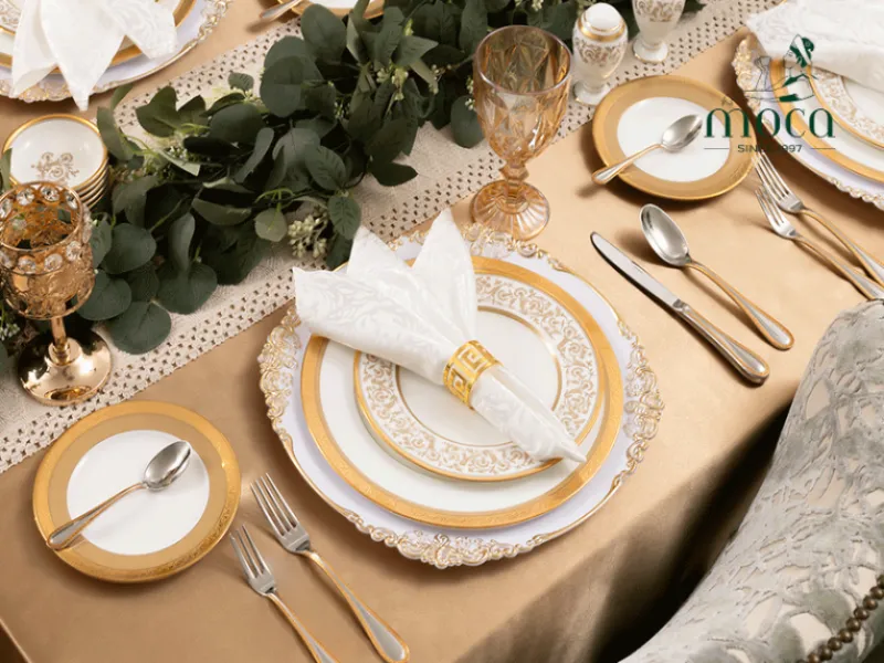 精致餐桌布置风格多样——从经典优雅到现代简约,再到应季风情。