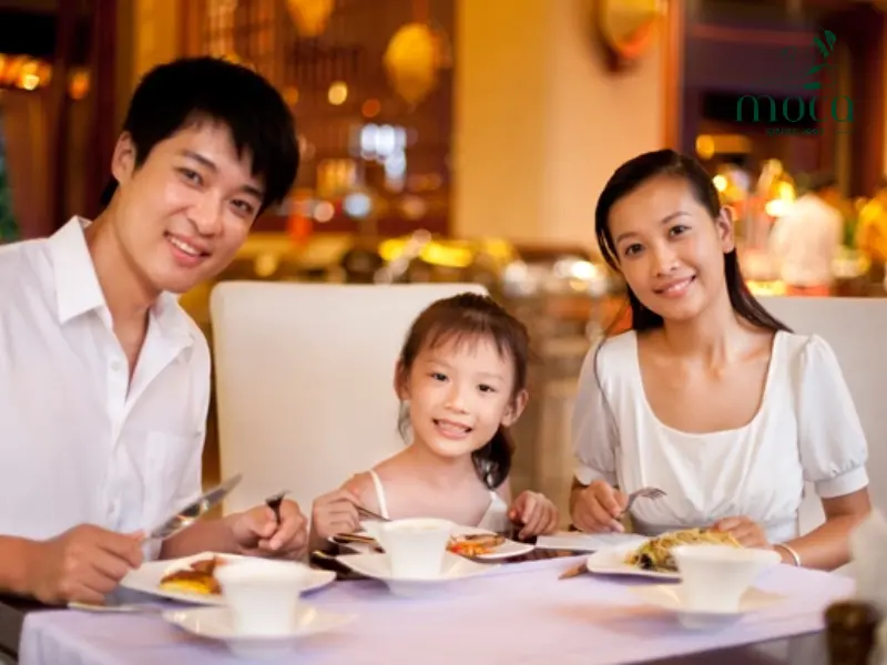 準備は子どもたちが環境に慣れるのを助けるだけでなく、自信と礼儀を持って素晴らしい食事体験を心から楽しむことにも役立ちます。