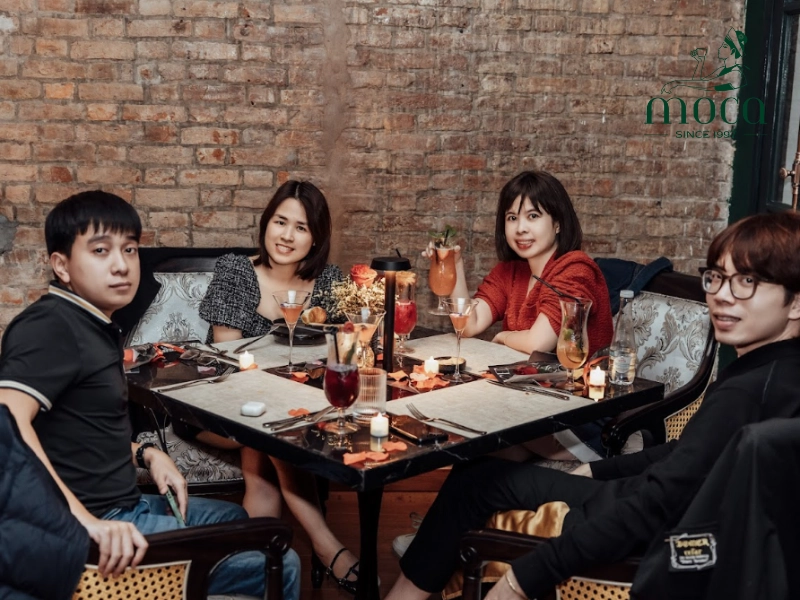 고급 식사는 가족이 함께 모여 맛을 음미하고, 교감하며, 오래도록 기억될 추억을 만들 수 있는 따뜻한 순간을 선사합니다.
