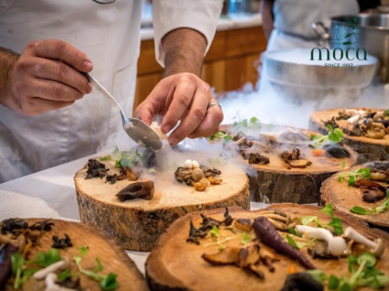 每一道精致餐饮的菜肴都始于卓越食材——稀有、应季且来源合乎道德,精心挑选以在盘中讲述一个故事。