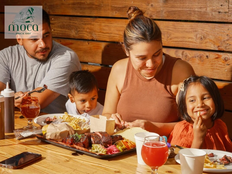 Le lieu idéal de haute cuisine familial trouve un équilibre harmonieux entre élégance et hospitalité authentique pour tous les âges.