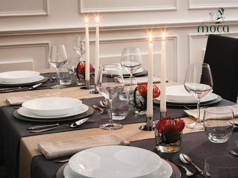 완벽한 고급 식탁 세팅: 모든 디테일에 우아함을 담아 손님을 기억에 남는 미식 여행으로 안내합니다.