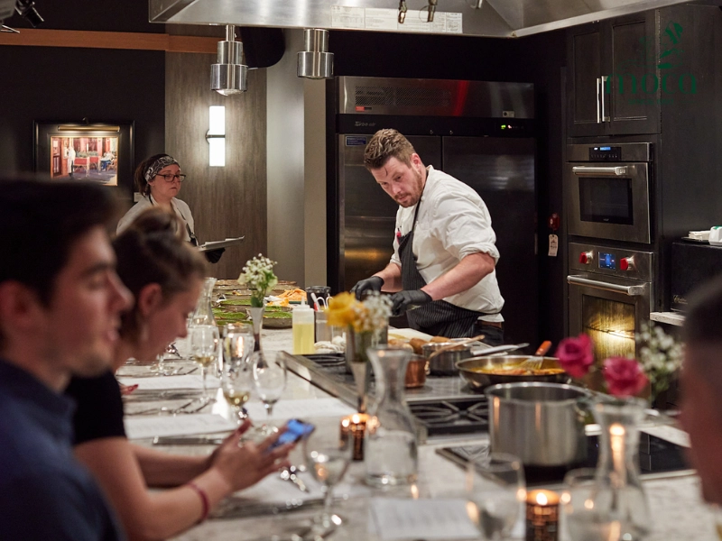 成功する高級レストランのメニューは、食材へのこだわり、味のバランス、視覚芸術、ドリンクペアリングをすべて組み合わせて、一体感のある料理の物語を伝えます。