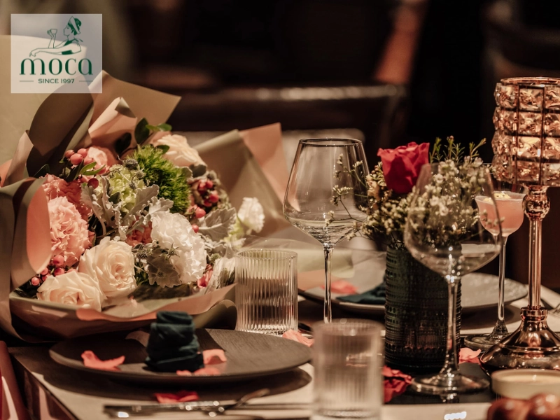 Le dressage de table de Moca Dining : où l’élégance moderne rencontre le raffinement intemporel, créant le cadre parfait pour votre voyage culinaire.