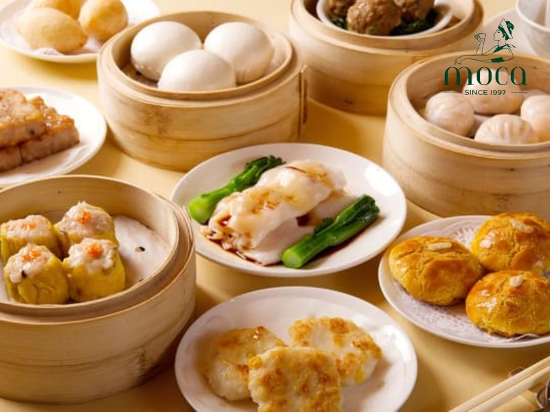 The elegance of Cantonese cuisine: freshness honored through delicate technique and rich, pure broth.