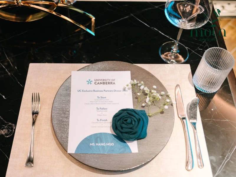 비즈니스 고급 레스토랑은 뛰어난 요리, 흠잡을 데 없는 서비스, 세련된 분위기의 완벽한 조화를 통해 발전합니다.