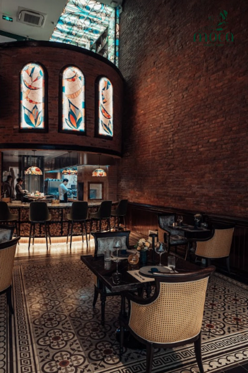 Old French Style: A refined blend of Belle Époque, Art Nouveau, and the charm of French bistros, creating spaces that are elegant and steeped in history.