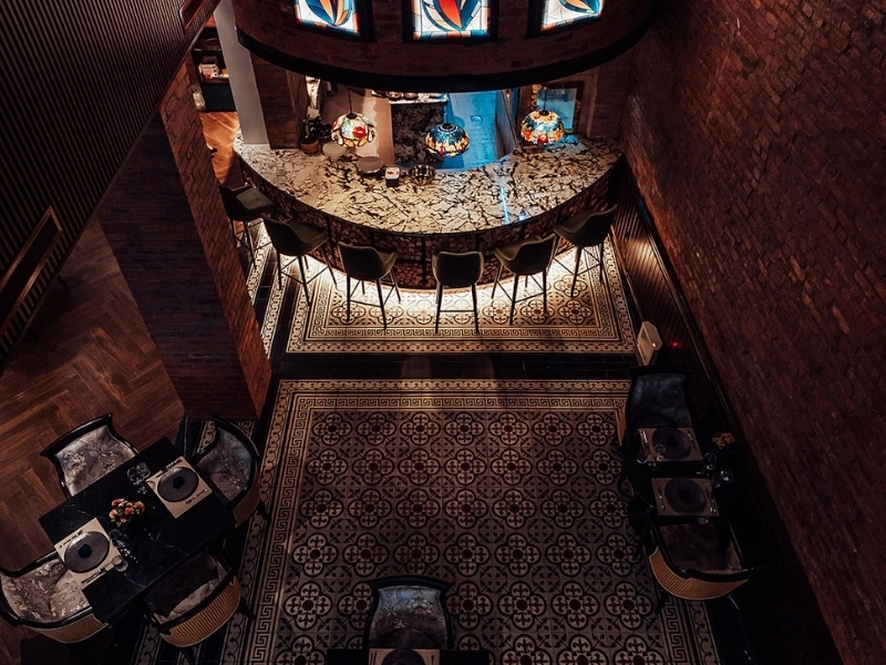 建築の素晴らしさ:インドシナの優雅さとゴシックの魅力の融合