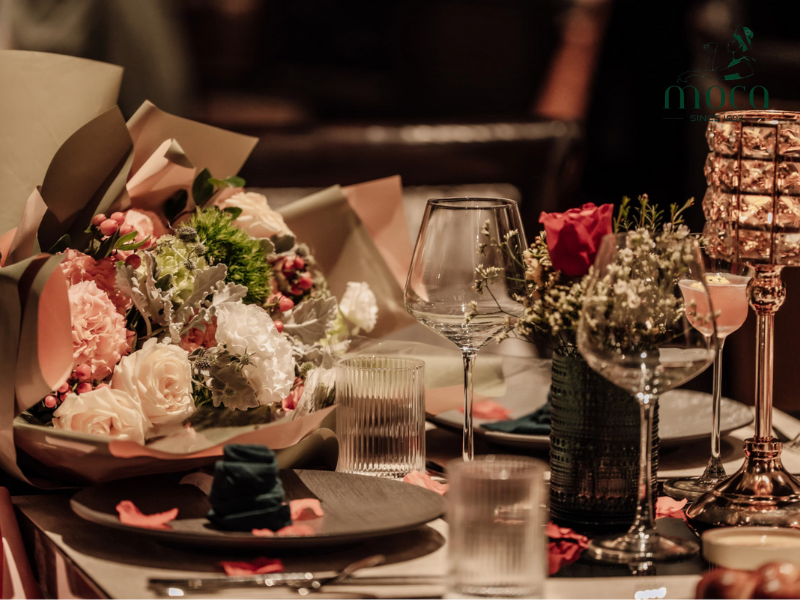 모카 다이닝의 식탁 세팅: 현대적인 우아함과 시대를 초월한 세련미가 만나는 곳, 당신의 미식 여행을 위한 완벽한 무대를 만듭니다.