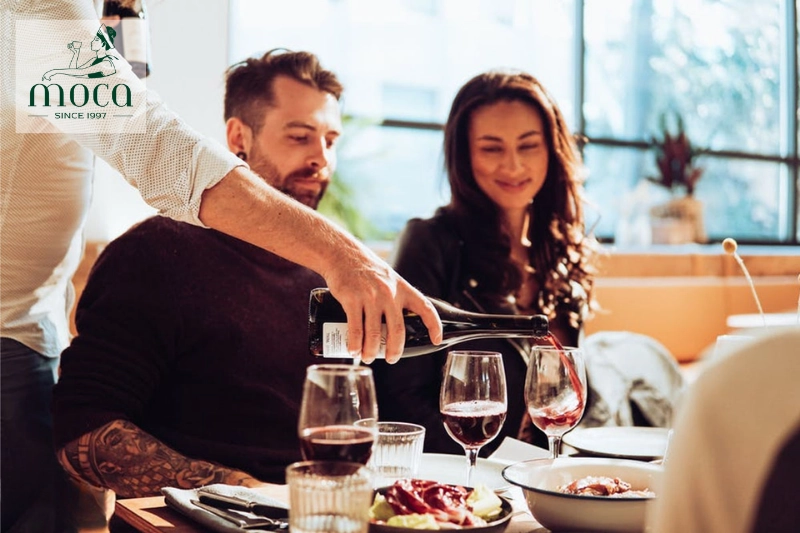 La haute gastronomie allie des ingrédients de premier choix, un savoir-faire expert et une ambiance raffinée, ce qui en fait une valeur bien supérieure au prix.