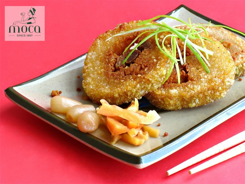 A story on a plate: where cultural heritage shapes every detail of fine dining presentation.