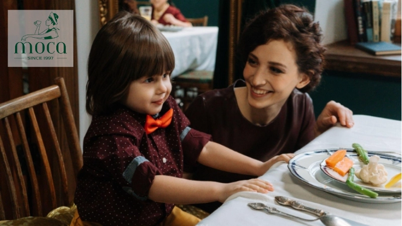 Une préparation parentale réfléchie garantit une expérience de haute cuisine calme et agréable avec les enfants — une communication claire et une participation discrète sont essentielles.