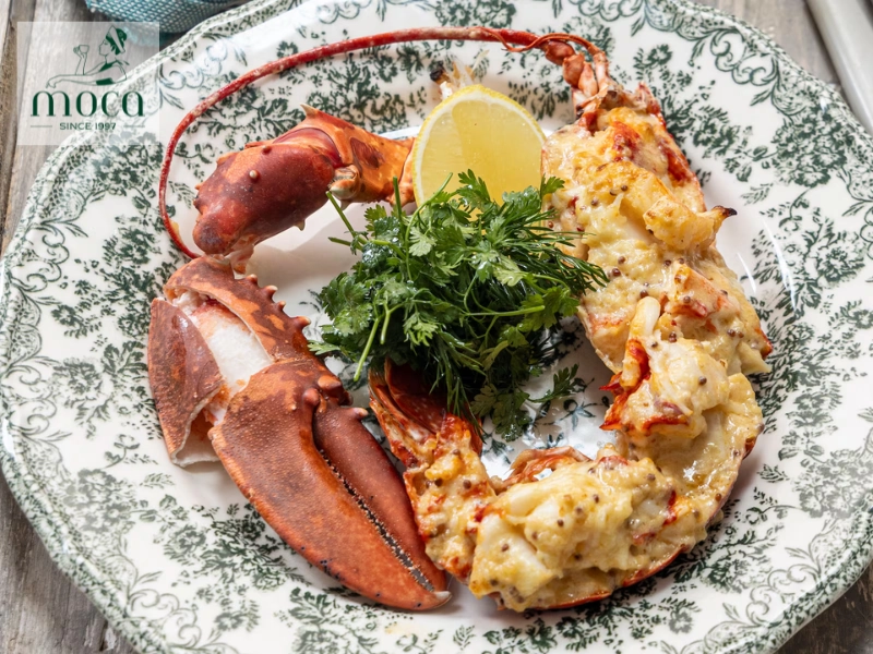 Élégance classique dans l’assiette — où la technique rencontre des saveurs intemporelles.