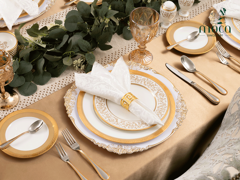고급 식탁 세팅은 다양한 스타일로 제공됩니다 — 클래식한 우아함부터 현대적인 미니멀리즘과 계절의 매력까지.