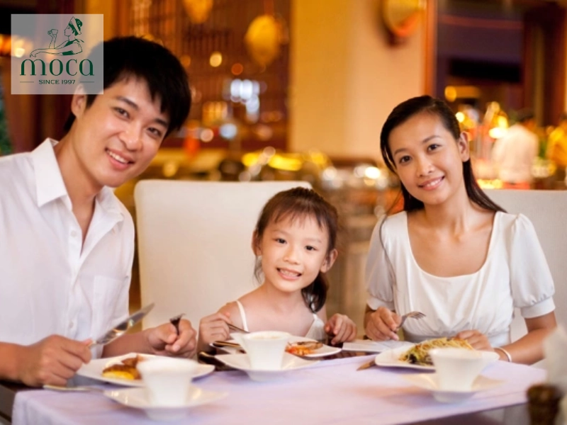 La préparation aide les enfants non seulement à s’adapter, mais aussi à profiter pleinement de l’expérience de la haute cuisine avec confiance et courtoisie