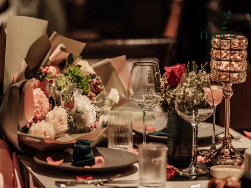 Moca Dining 的餐桌布置:现代优雅与恒久精致的融合,为您的美食之旅营造完美舞台。