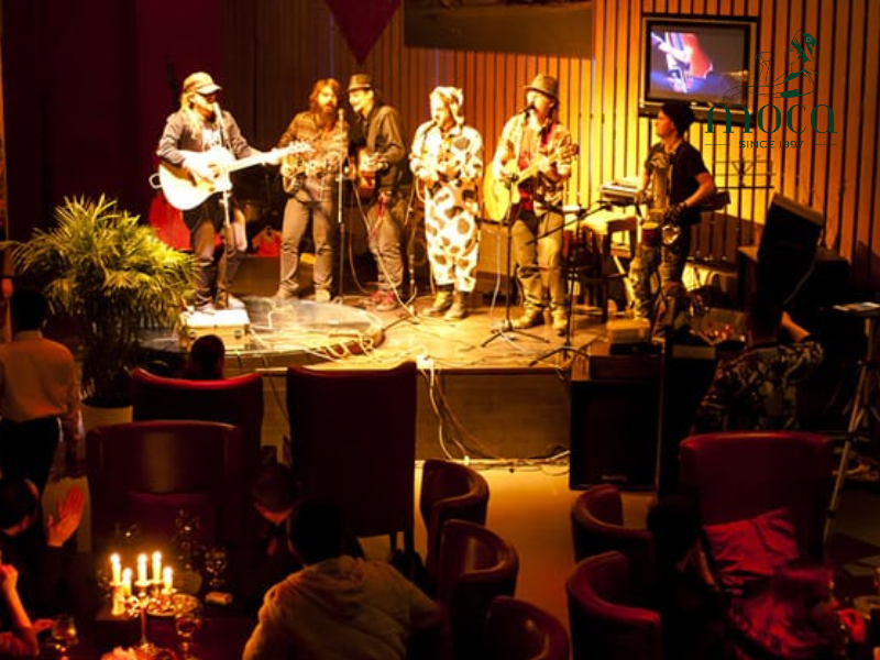 精致的餐饮环境，配以现场钢琴或小型乐队，营造亲密而优雅的氛围。