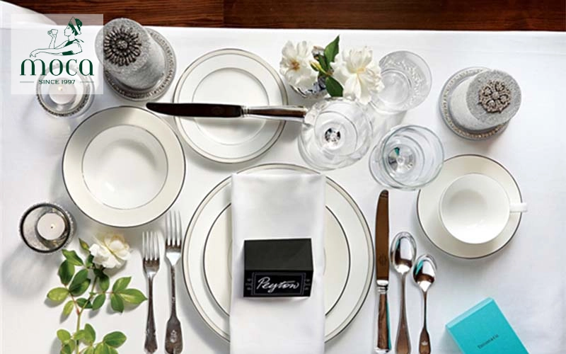 Besteckanordnung: Messer (mit der Klinge nach innen) und Löffel rechts, Gabeln links – von außen nach innen angeordnet für perfektes Fine Dining.