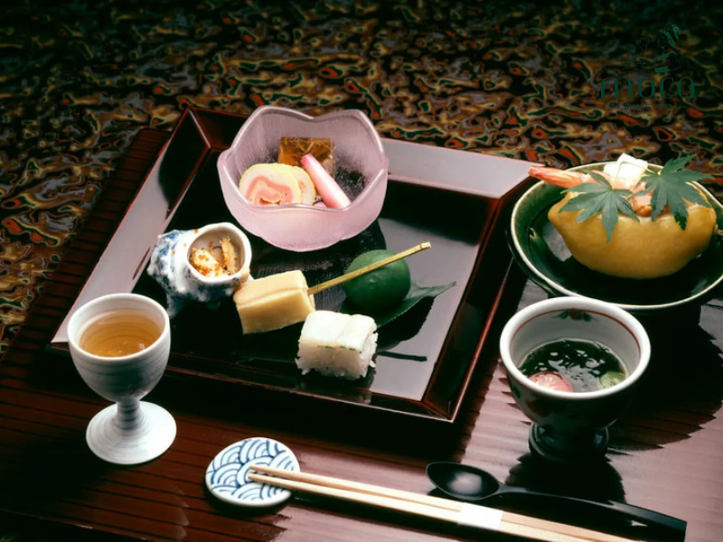 일본 요리: 계절감, 정밀함, 그리고 평온한 예술성이 한 입 한 입에 조화를 이루는 요리입니다.