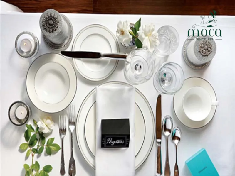 餐具摆放:刀具(刀刃朝内)和勺子置于右侧,叉子置于左侧——按由外向内的顺序排列,体现完美的精致餐饮礼仪。