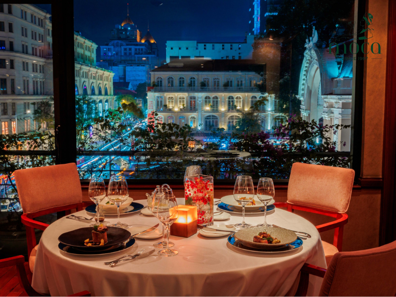 优雅的环境和精心摆盘的鹅肝——精致餐饮体验的完美典范。