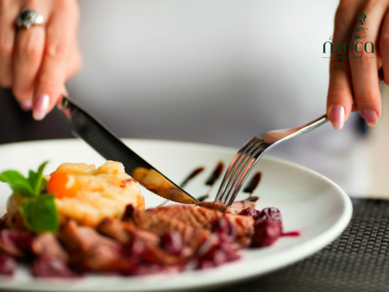 예의 바른 식사는 배려 있는 식사입니다 — 모든 디테일이 우아함을 반영합니다.