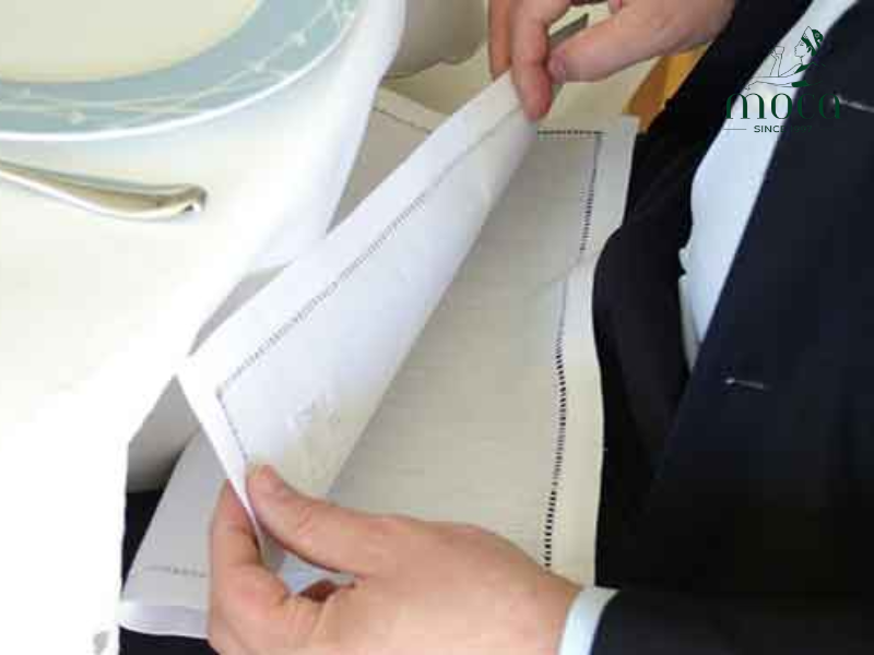 섬세한 제스처, 세련된 예절 — 냅킨이 말없이 전합니다.