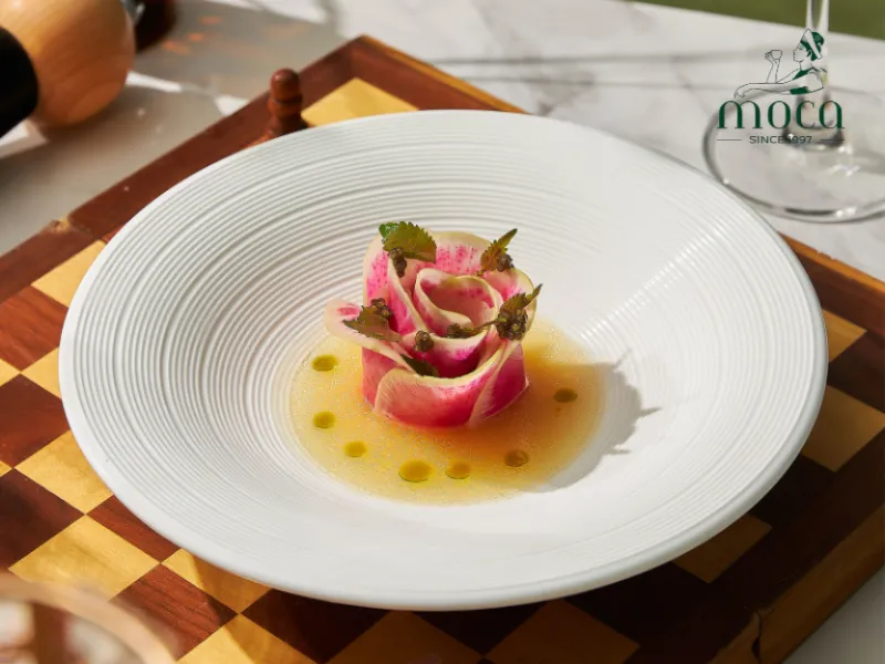 精致餐饮的菜单是一场精心策划的味觉之旅,每一道菜都是以精准与热情打造的杰作。