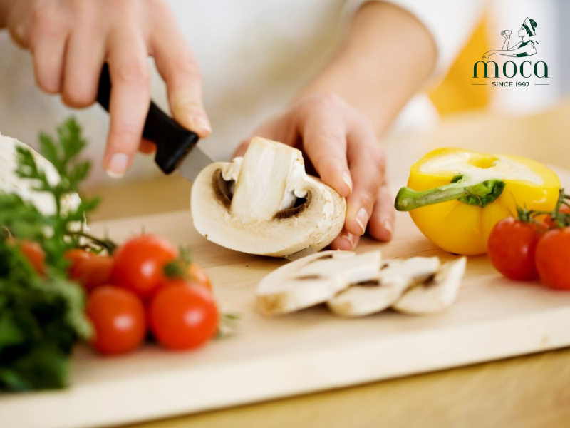 기술을 연마하세요 — 훌륭한 파인 다이닝은 자신감 있는 칼질과 풍미 가득한 소스에서 시작됩니다.