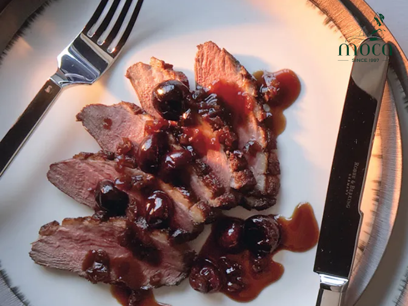 체리 소스를 곁들인 팬 시어 덕 브레스트